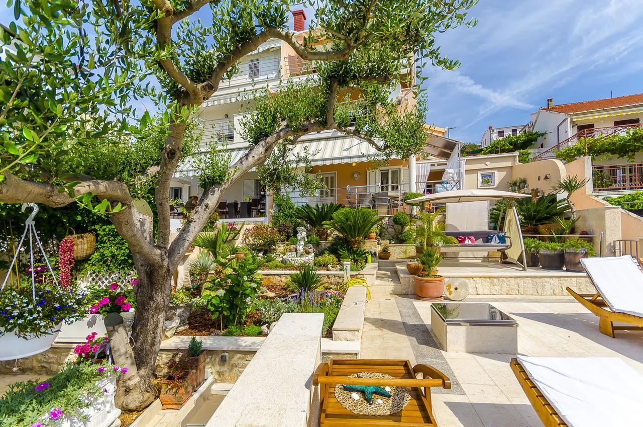 Apartments Nives Trogir Exterior photo